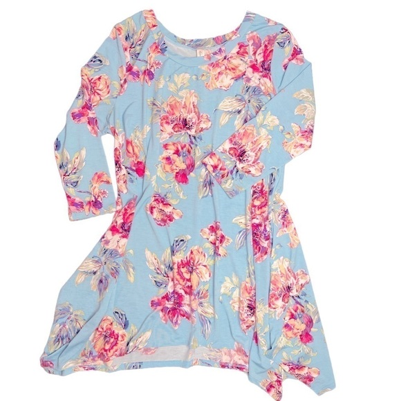 Tops - Floral boutique tunic from Discount Divas. Size Medium.